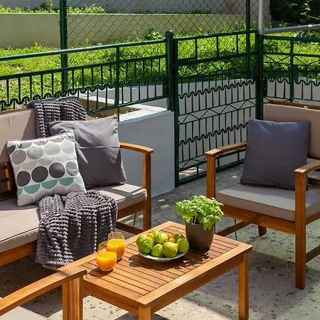Garden Apartment *